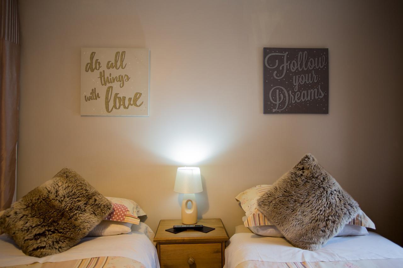Cross Hands Beudy Bach Bed & Breakfast エクステリア 写真